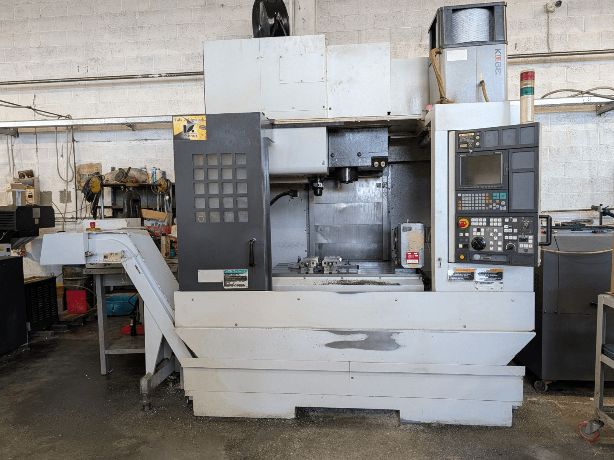 MORI SEIKI NV-5000α1/40 vertikalaus apdirbimo centro vaizdas iš priekio, matomas valdymo skydelis ir darbo zona.