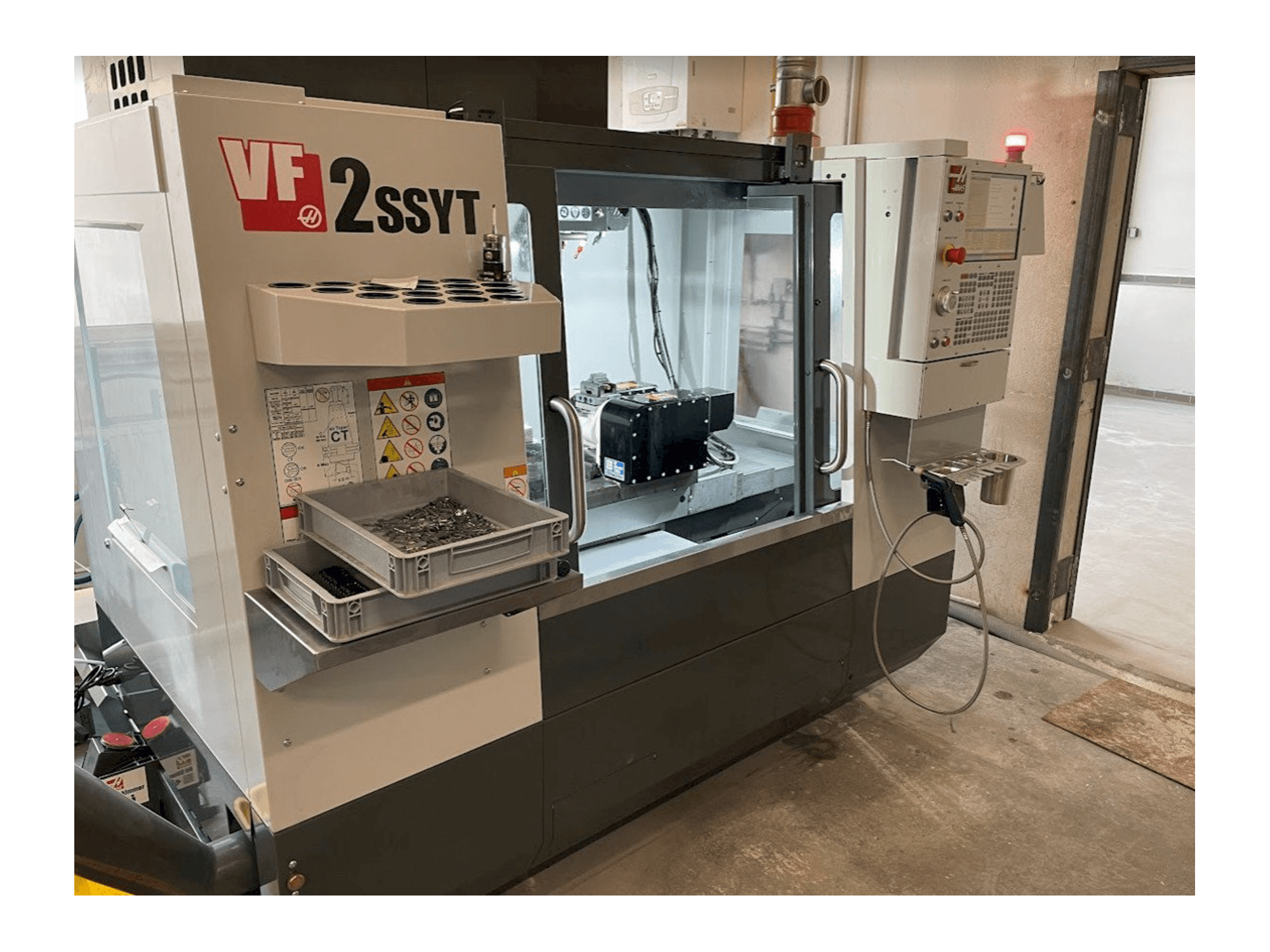 HAAS VF-2SSYT Mašinos vaizdas iš priekio