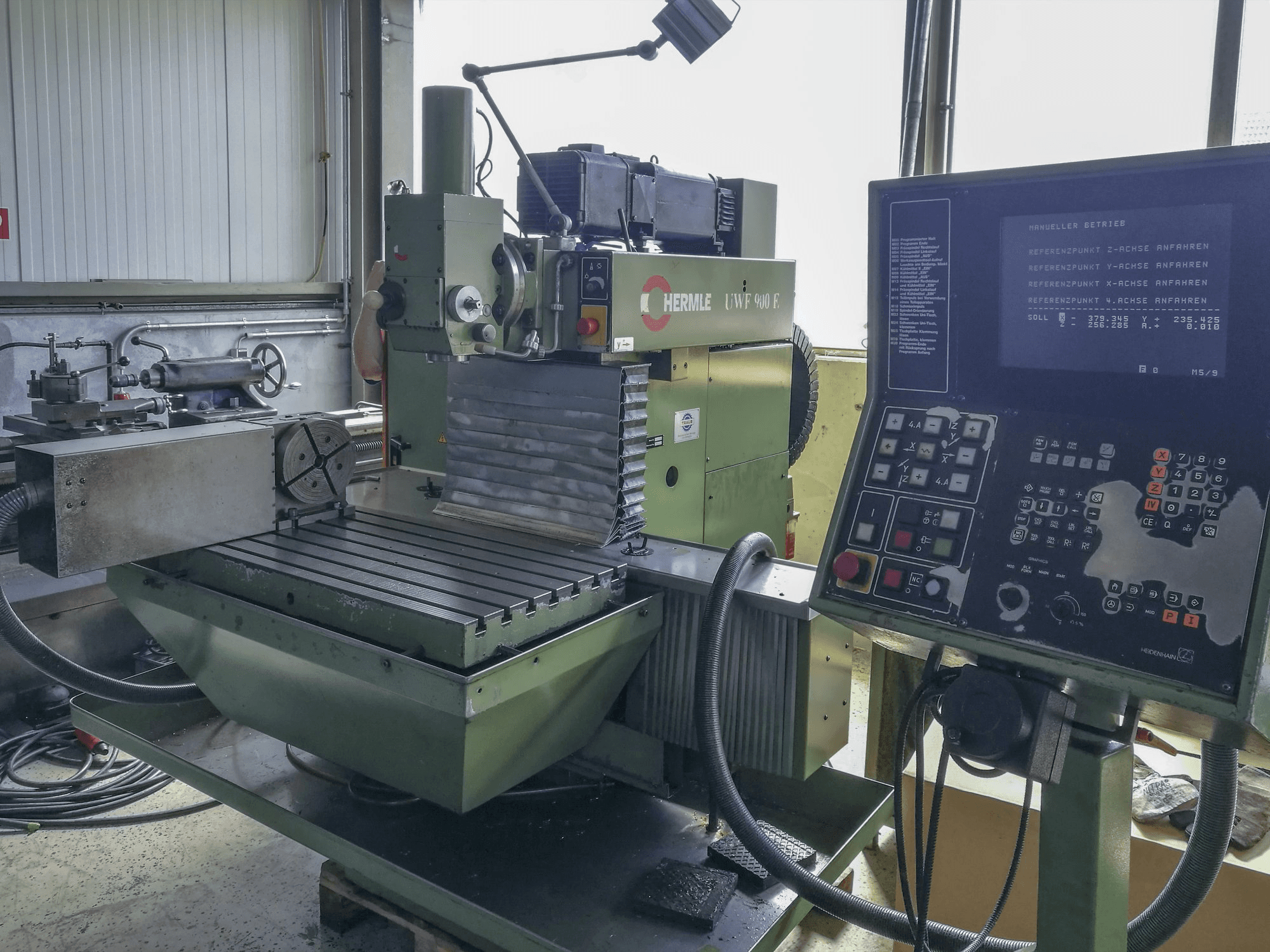 HERMLE UWF 900 E Mašinos dešinės pusės vaizdas