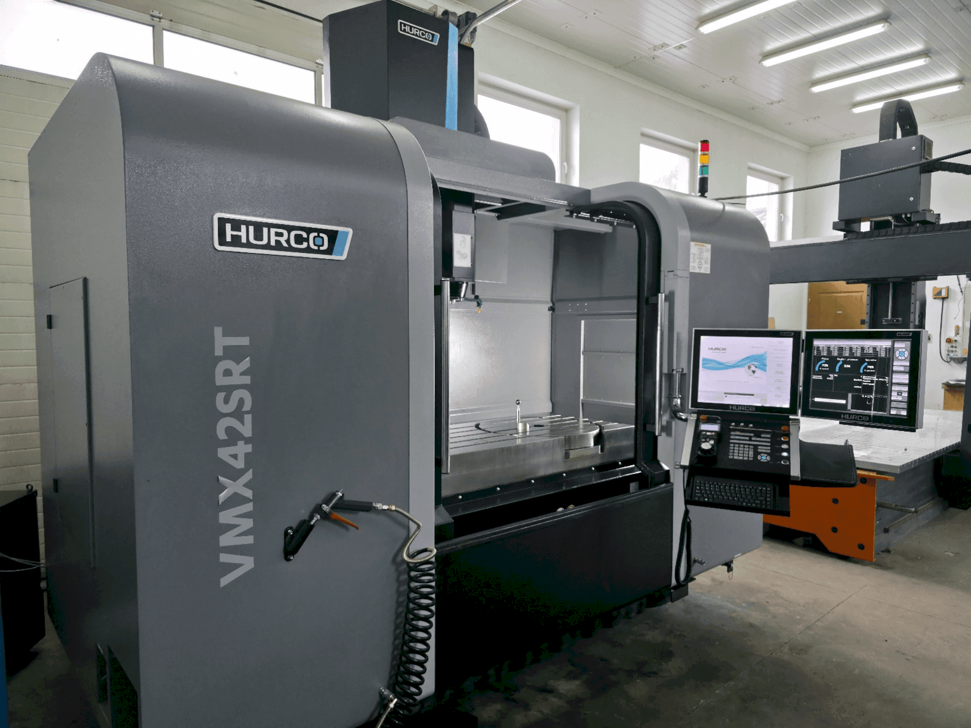 Hurco VMX 42SRTi Mašinos vaizdas iš priekio