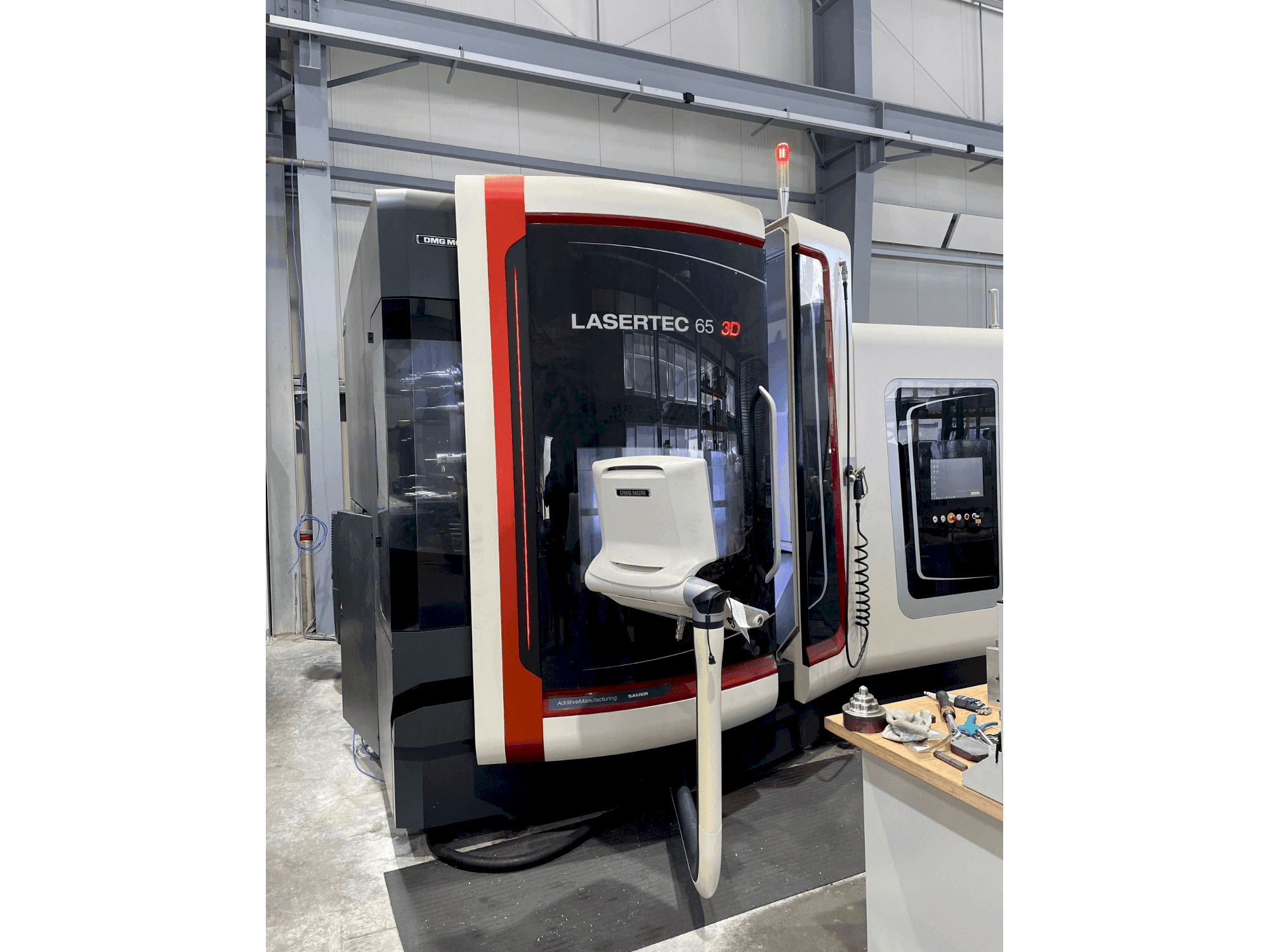 DMG MORI LASERTEC 65 3D Hybrid Mašinos vaizdas iš priekio