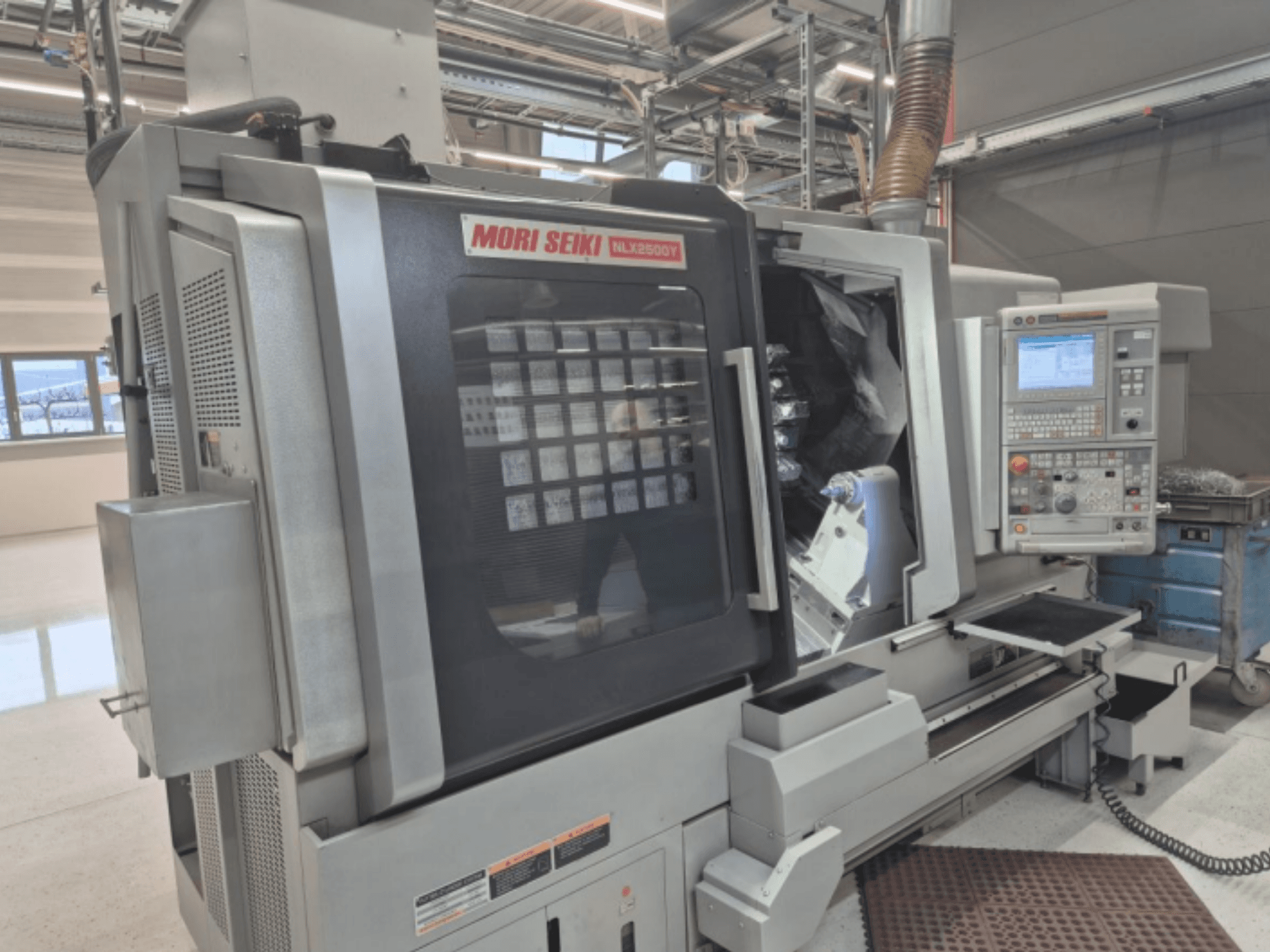 MORI SEIKI NL2500Y CNC tekinimo staklės gamykloje, priekinis vaizdas, kuriame matomas valdymo skydelis ir ruošinio kamera.