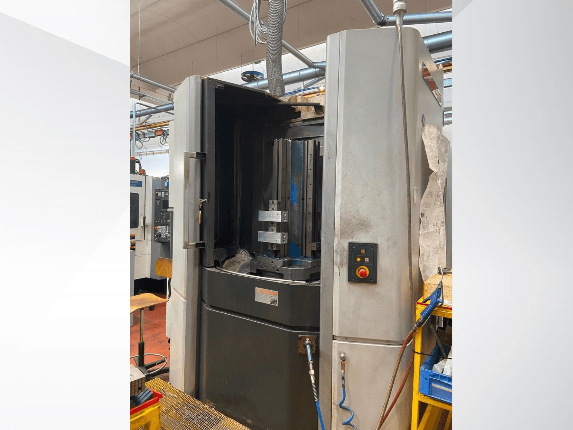 MORI SEIKI NHX 5000 horizontalus apdirbimo centras, vaizdas iš priekio, kuriame matomos atidarytos durys, įrankių laikiklis ir valdymo pultas.