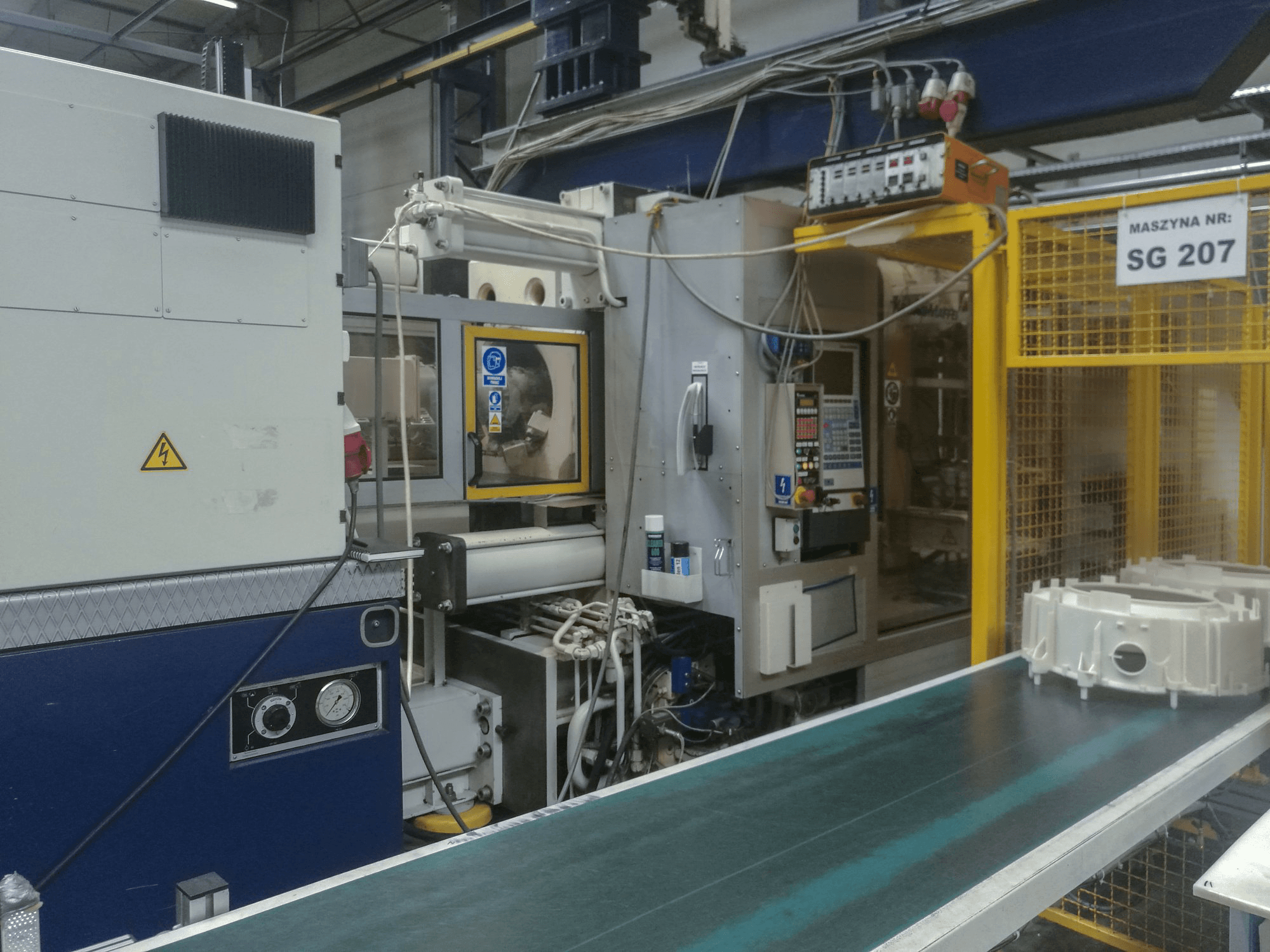 Krauss Maffei 800-8000 MC Mašinos kairės pusės vaizdas