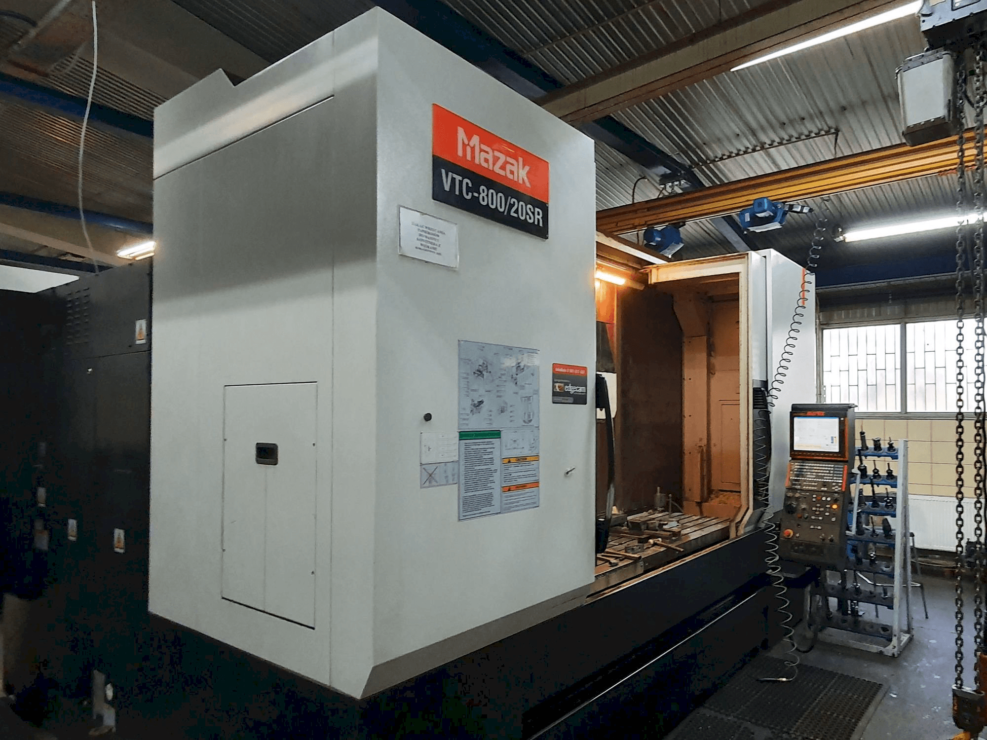 Mazak VTC-800/20SR Mašinos vaizdas iš priekio