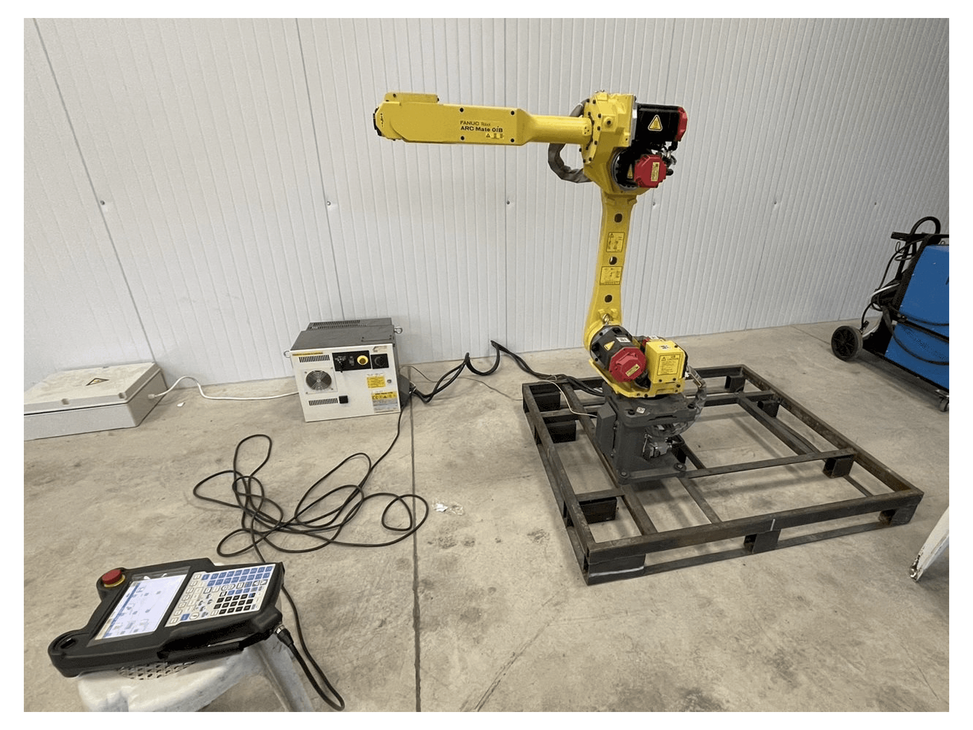 FANUC Arc mate 0iB Mašinos vaizdas iš priekio