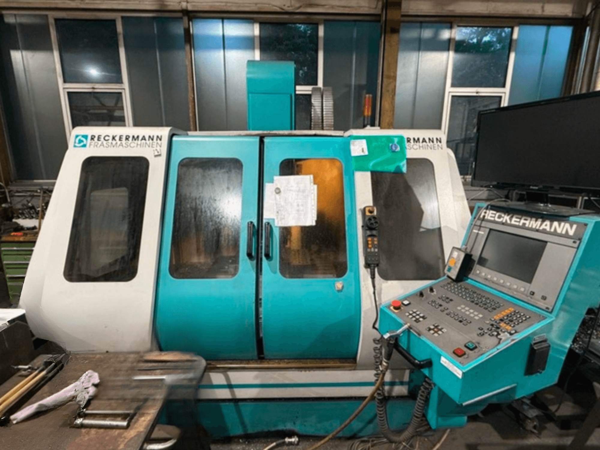RECKERMANN VMC 850 universalusis apdirbimo centras, priekinis vaizdas, kuriame matyti valdymo skydelis ir stiklinės durys.