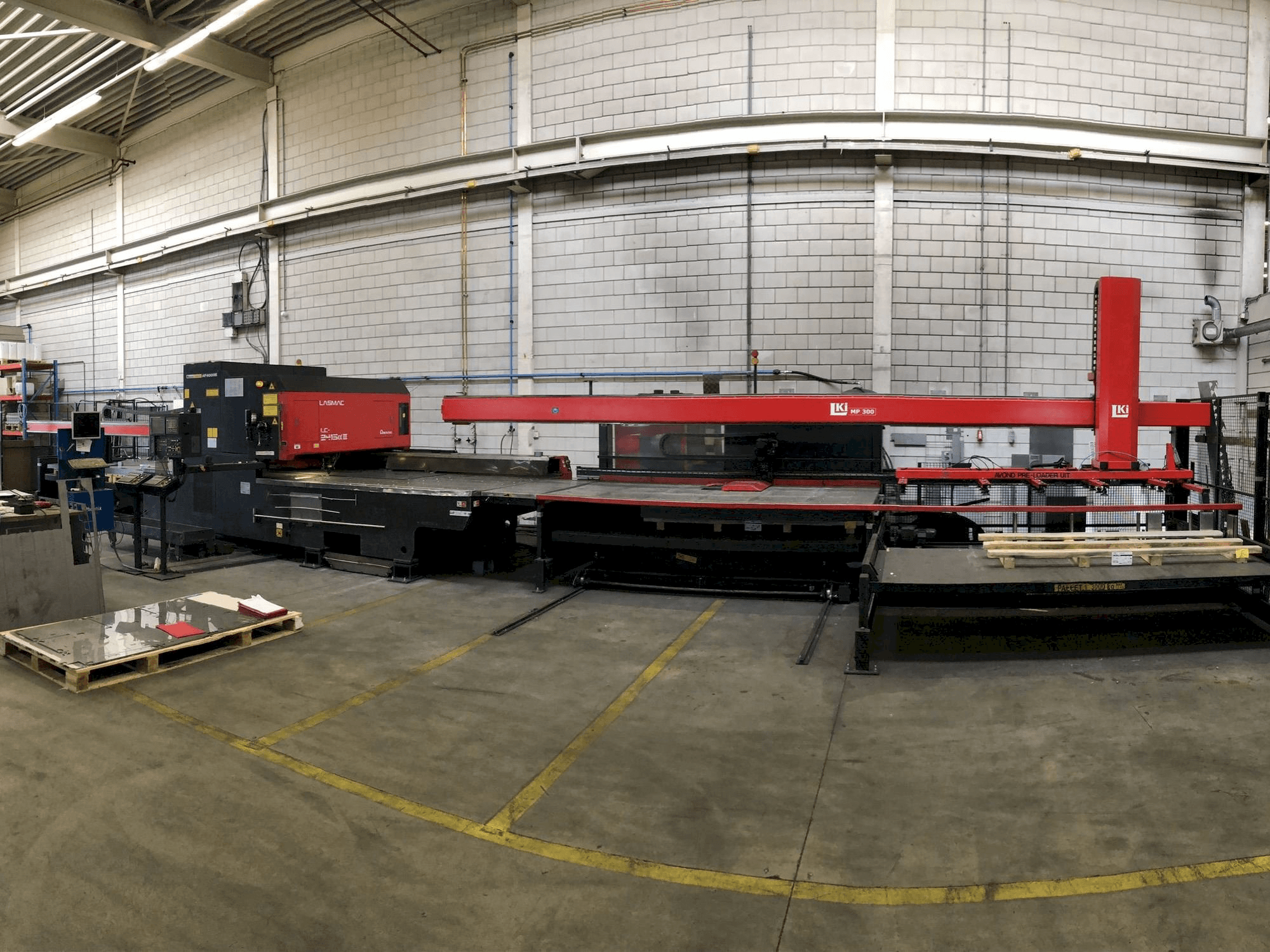 AMADA LC2415 ALPHA III Mašinos vaizdas iš priekio