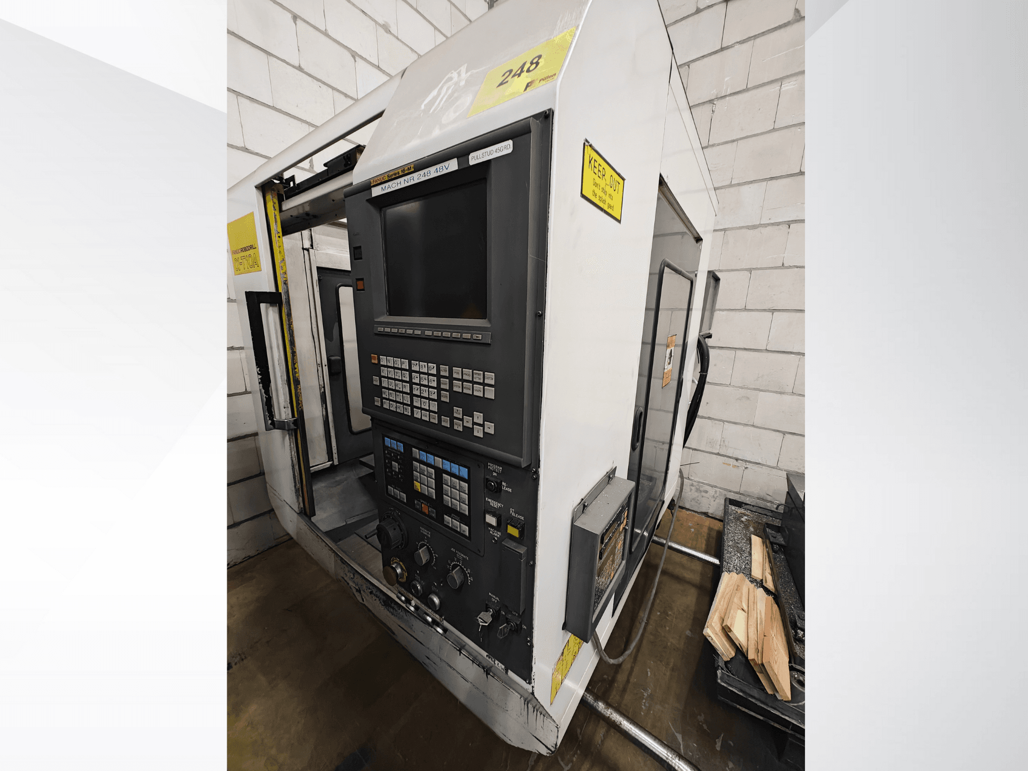 CNC staklių modelis Nr. 248, vaizdas iš priekio, valdymo skydelis su mygtukais ir ekranu, šalia jo ant lentynos padėtos medinės detalės.