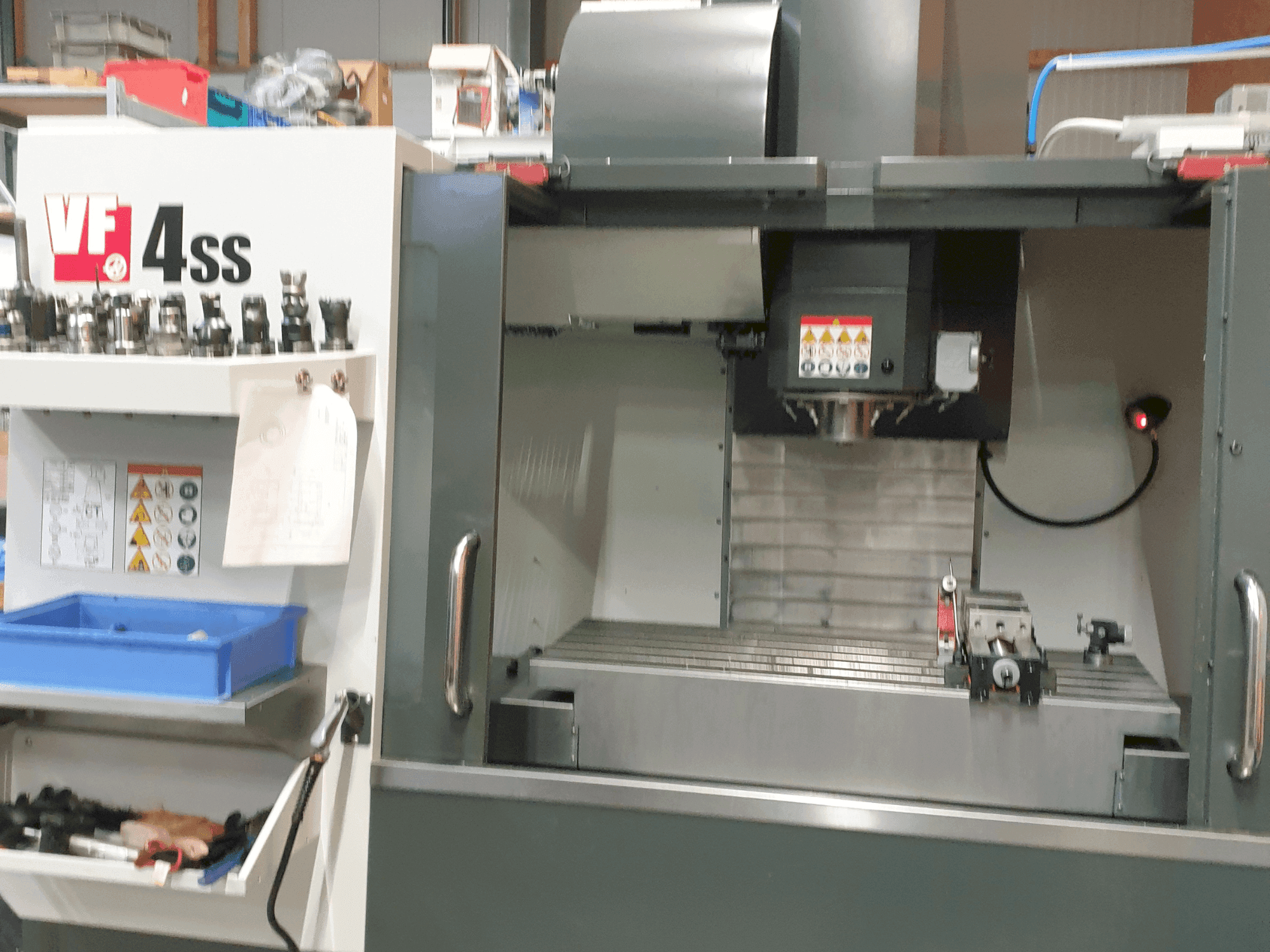 HAAS VF 4 SS Mašinos vaizdas iš priekio
