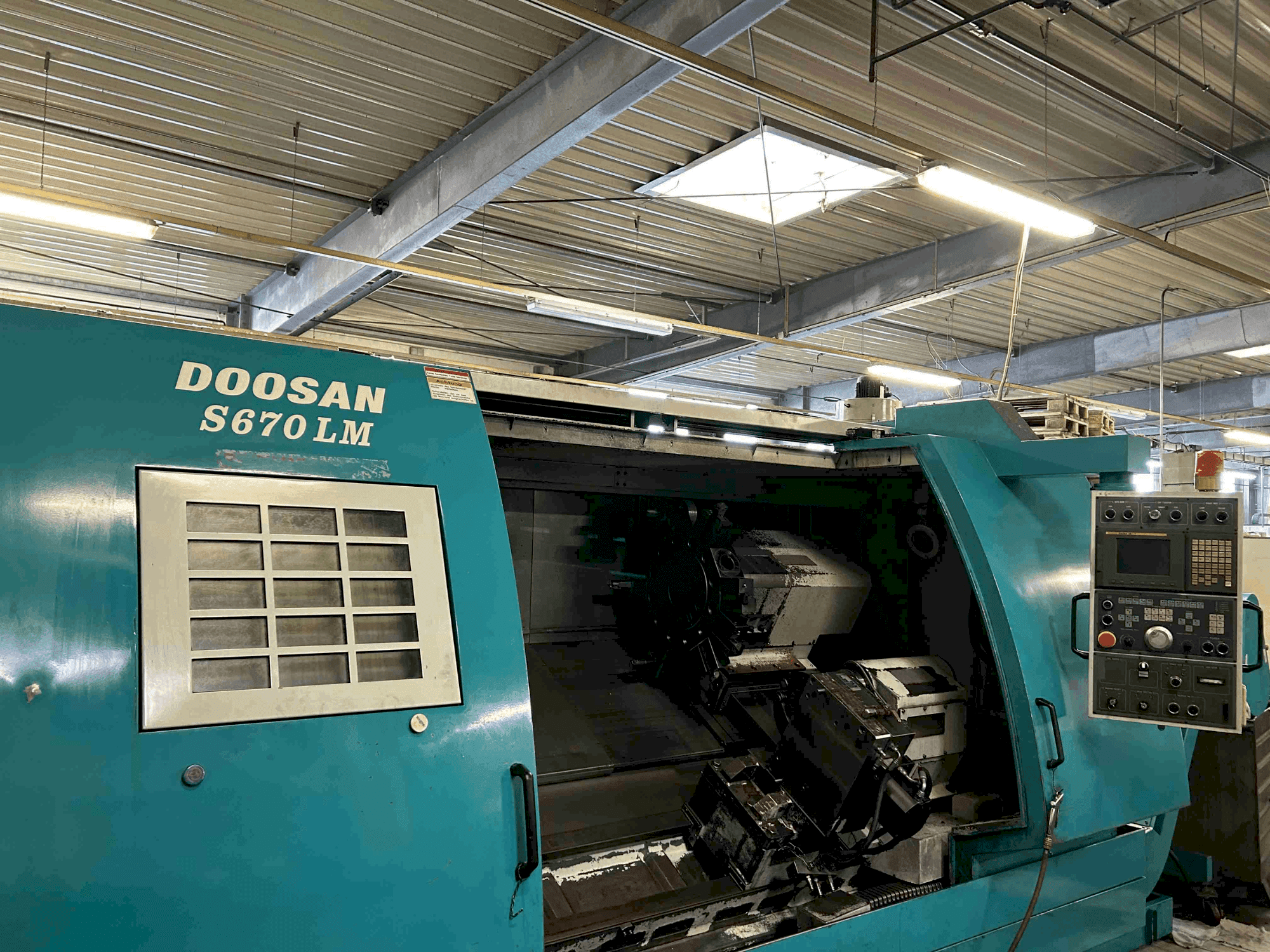DOOSAN S670 LM Mašinos vaizdas iš priekio