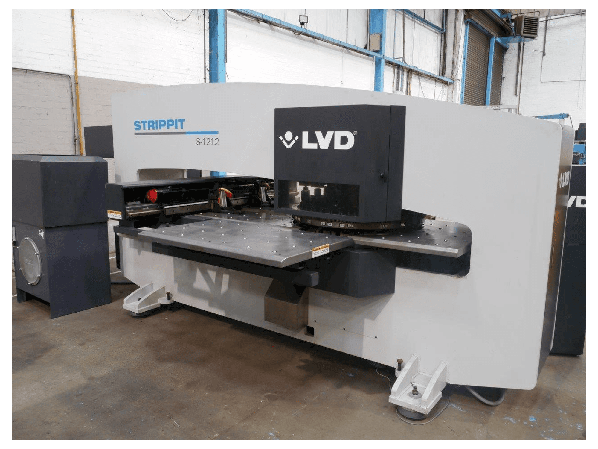 LVD STRIPPIT S 1212 Mašinos vaizdas iš priekio